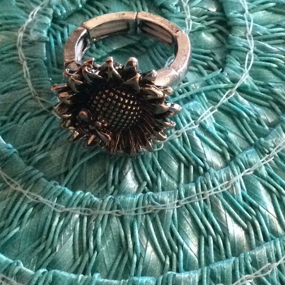 NWT Sunflower and Bee Stretch ring. Silver/gold. - Picture 4 of 6